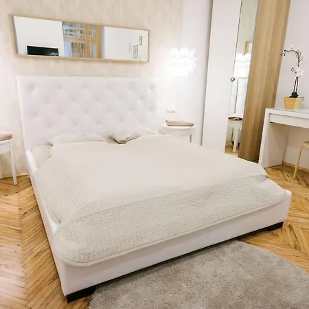 Stylish Apartment At Parliament Budapest Exterior photo